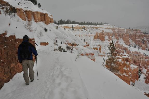 Início de caminhada nas trilhas cobertas de neve do Bryce Canyon National Park, em Utah, nos Estados Unidos
